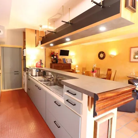Casa de Férias Gite Saint-flour, 3 Pieces, 5 Personnes - Fr-1-742-234